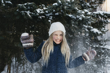 Mädchen grinst vor Begeisterung über Schnee - CUF26627