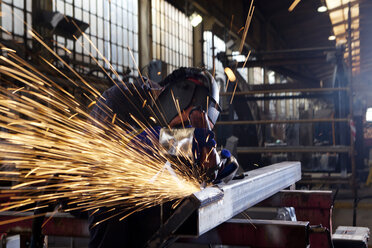 Welder at work - CUF26685