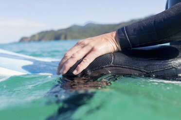 Hände eines Surfers im Wasser, Bay of Islands, NZ - CUF26703