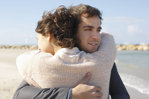 Junges Paar umarmt sich am Strand, Tel Aviv, Israel - CUF26745