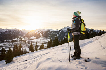 Junge Wanderin schaut von einem Berghang aus, Reutte, Tirol, Österreich - CUF26748