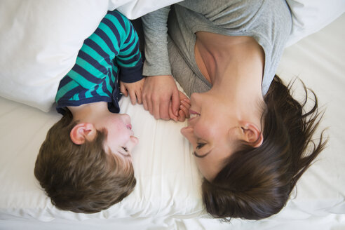Mutter und Sohn entspannen sich gemeinsam im Bett, Blick von oben - CUF26918