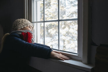 Mädchen schaut aus dem Fenster - CUF26923