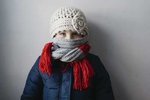 Warm eingepacktes Mädchen mit Wollmütze und Schal - CUF26940