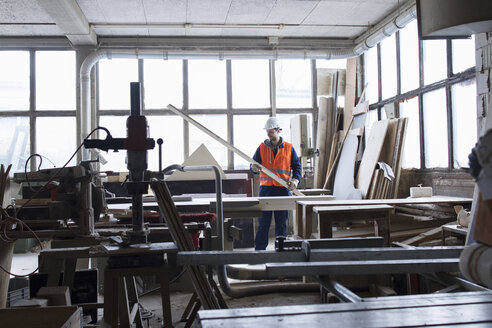 Fabrikarbeiter bei der Prüfung von Stahlstäben in einer Fabrik für Betonbewehrung - CUF26988