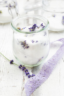 Glas hausgemachter Lavendelzucker mit Lavendelblüten - LVF07051