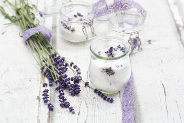 Glas hausgemachter Lavendelzucker mit Lavendelblüten - LVF07053