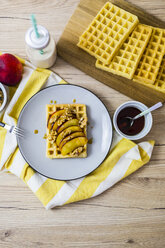 Waffel garniert mit Nektarine, Walnüssen und Ahornsirup - GIOF03952