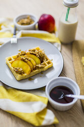 Waffel garniert mit Nektarine, Walnüssen und Ahornsirup - GIOF03954