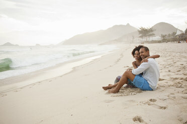 Paar sitzt am Strand, Rio De Janeiro, Brasilien - CUF27106
