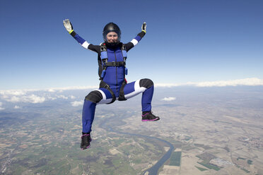 Freifliegender Fallschirmspringer im blauen Himmel - CUF27192