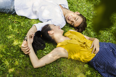 Hohe Winkelansicht eines jungen Paares im Gras liegend - CUF27202