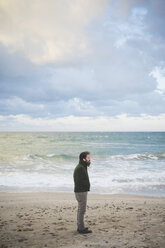 Mittelgroßer Mann am stürmischen Strand, Sorso, Sassari, Sardinien, Italien - CUF27212