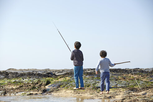 Zwei Jungen, Angeln am Strand, Rückansicht - CUF27242