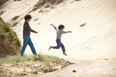 Zwei kleine Jungen spielen am Strand - CUF27254