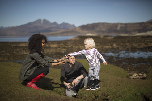 Mutter zeigt Sohn Felsen, Isle of Skye, Hebriden, Schottland - CUF27296