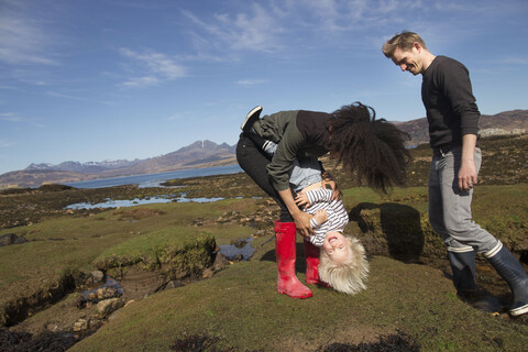 Mutter kitzelt Sohn, Loch Eishort, Isle of Skye, Hebriden, Schottland, lizenzfreies Stockfoto