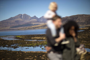 Familie am Loch Eishort, Isle of Skye, Hebriden, Schottland - CUF27302