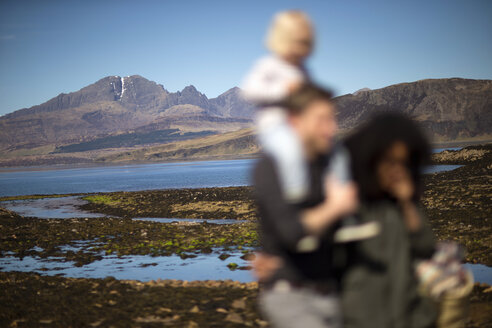 Familie am Loch Eishort, Isle of Skye, Hebriden, Schottland - CUF27302