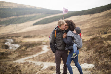 Familienwanderung, Fairy Pools, Isle of Skye, Hebriden, Schottland - CUF27310