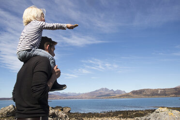 Vater trägt Sohn auf den Schultern, Loch Eishort, Isle of Skye, Hebriden, Schottland - CUF27333