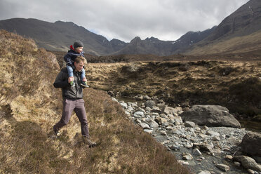 Vater und Sohn beim Wandern, Fairy Pools, Isle of Skye, Hebriden, Schottland - CUF27341