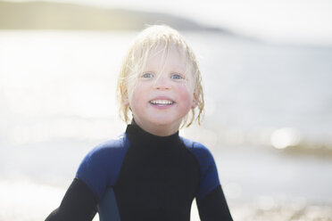 Boy with wet hair wearing wetsuit, portrait - CUF27350