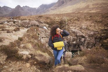 Mittlere erwachsene Frau beim Wandern, Fairy Pools, Isle of Skye, Hebriden, Schottland - CUF27399