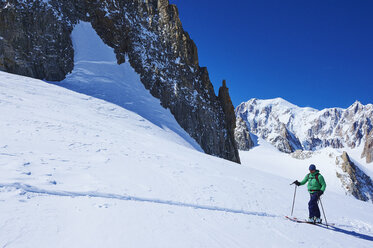 Älterer männlicher Skifahrer beim Aufstieg zum Mont-Blanc-Massiv, Graue Alpen, Frankreich - CUF27413