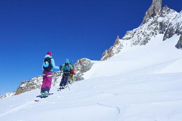 Rückansicht von erwachsenen Skifahrern und Skifahrerinnen beim Aufstieg zum Mont-Blanc-Massiv, Graue Alpen, Frankreich - CUF27414