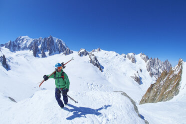 Älterer männlicher Skifahrer auf dem Bergrücken des Mont-Blanc-Massivs, Graue Alpen, Frankreich - CUF27418