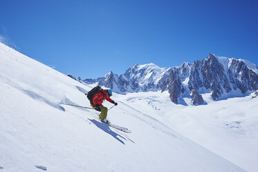 Männlicher Skifahrer beim Abfahrtslauf, Mont-Blanc-Massiv, Graue Alpen, Frankreich - CUF27421