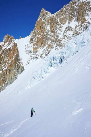 Einsamer männlicher Skifahrer auf dem Mont-Blanc-Massiv, Graue Alpen, Frankreich, lizenzfreies Stockfoto