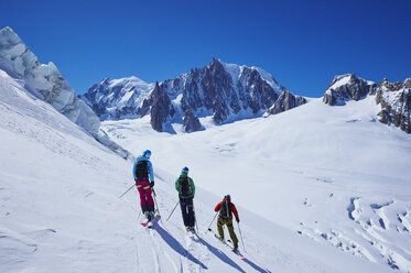 Drei erwachsene Skifahrer nebeneinander auf dem Mont-Blanc-Massiv, Graue Alpen, Frankreich - CUF27424