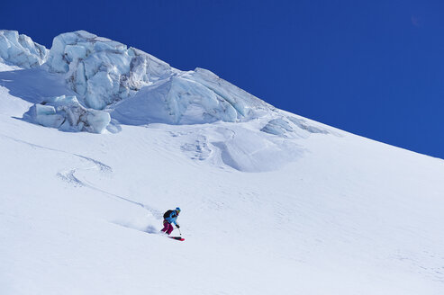 Skifahrerin bei der Abfahrt vom Mont-Blanc-Massiv, Graue Alpen, Frankreich - CUF27426