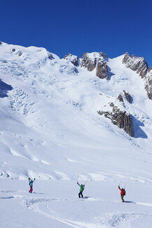 Drei erwachsene Skifahrer beim Feiern auf dem Mont-Blanc-Massiv, Graue Alpen, Frankreich - CUF27427