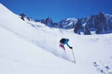 Ältere Skifahrerin bei der Abfahrt vom Mont-Blanc-Massiv, Graue Alpen, Frankreich - CUF27428