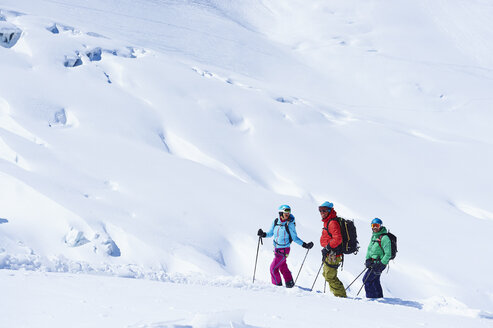 Drei erwachsene Skifahrer auf dem Mont-Blanc-Massiv, Graue Alpen, Frankreich - CUF27429