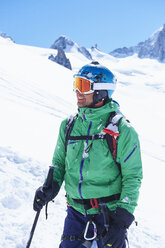 Porträt eines erwachsenen männlichen Skifahrers auf dem Mont-Blanc-Massiv, Graue Alpen, Frankreich - CUF27430