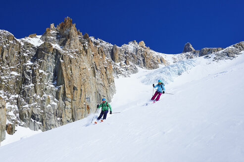 Männliche und weibliche Skifahrer auf der Abfahrt vom Mont-Blanc-Massiv, Graue Alpen, Frankreich - CUF27431