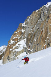 Männlicher Skifahrer, der auf dem Mont-Blanc-Massiv bergab fährt, Graue Alpen, Frankreich - CUF27432