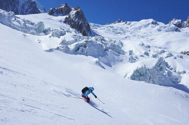 Ältere Skifahrerin, die auf dem Mont-Blanc-Massiv bergab fährt, Graue Alpen, Frankreich - CUF27433