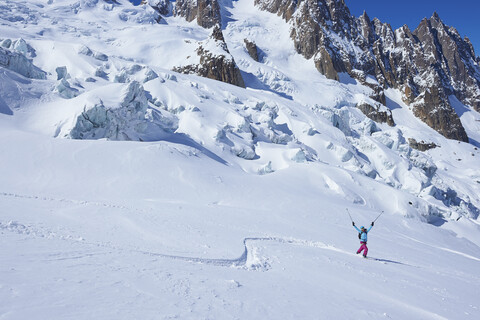 Ältere Skifahrerin beim Feiern auf dem Mont-Blanc-Massiv, Graue Alpen, Frankreich, lizenzfreies Stockfoto