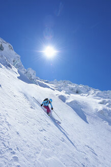 Ältere Skifahrerin bei der Abfahrt auf dem Mont-Blanc-Massiv, Graue Alpen, Frankreich - CUF27435