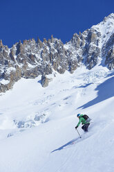 Männlicher Skifahrer auf einer steilen Abfahrt im Mont-Blanc-Massiv, Graue Alpen, Frankreich - CUF27436