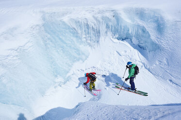 Zwei männliche Skifahrer fahren eine Schlucht im Mont-Blanc-Massiv hinunter, Graue Alpen, Frankreich - CUF27438