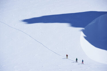 Fernsicht auf drei Skifahrer auf der Piste, Mont-Blanc-Massiv, Graue Alpen, Frankreich - CUF27495