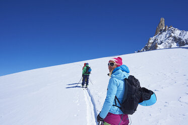 Ältere Skifahrerin mit Blick vom Mont-Blanc-Massiv, Graue Alpen, Frankreich - CUF27496