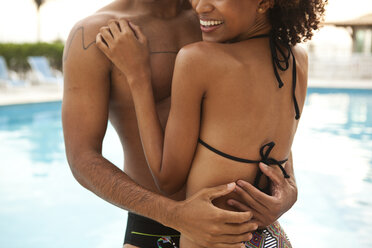 Ausgeschnittene Aufnahme eines sich umarmenden Paares am Hotelpool, Rio De Janeiro, Brasilien - CUF27580