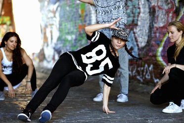 Junge Frau beim Breakdance - CUF27593
